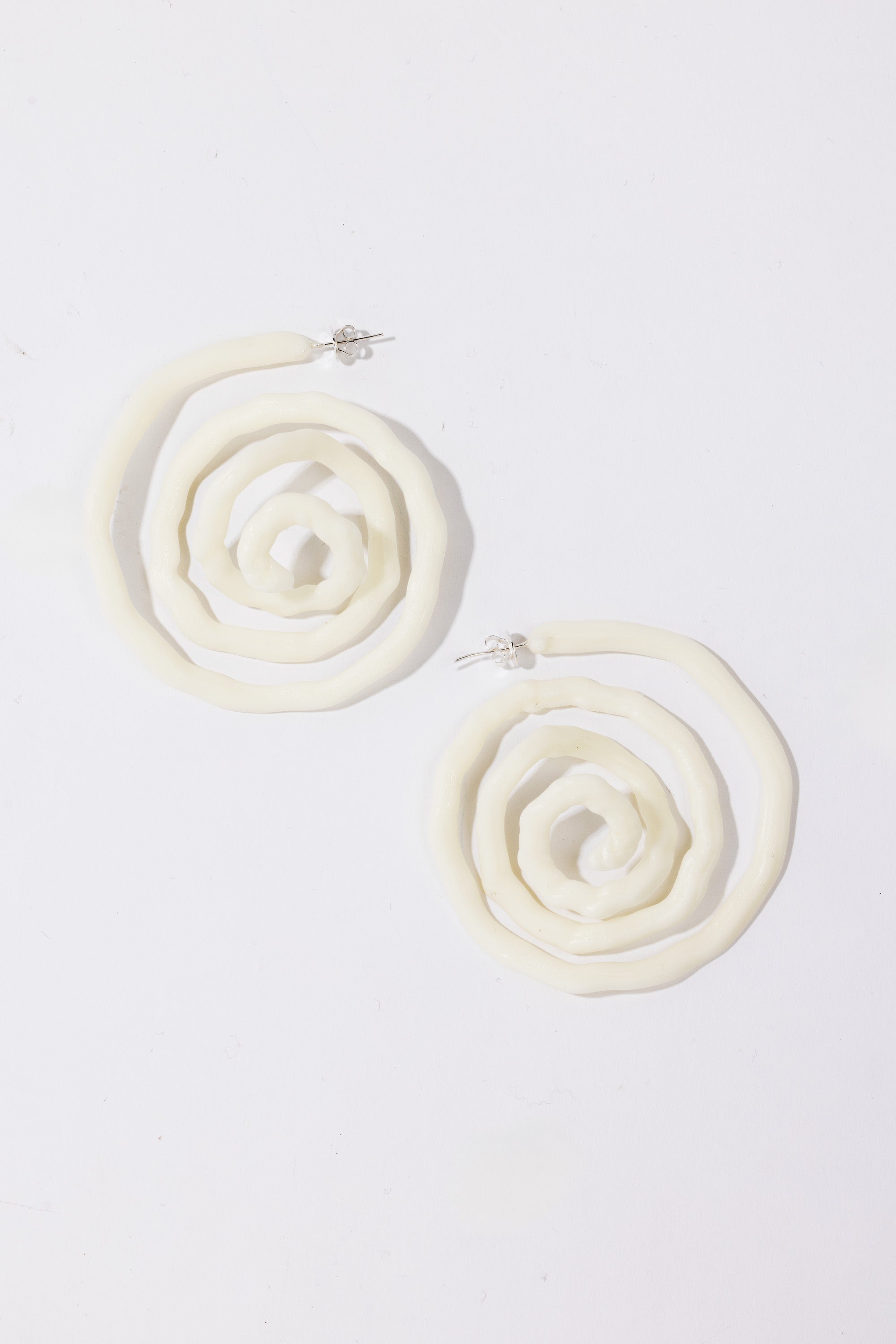 Narcissus Hoops White
