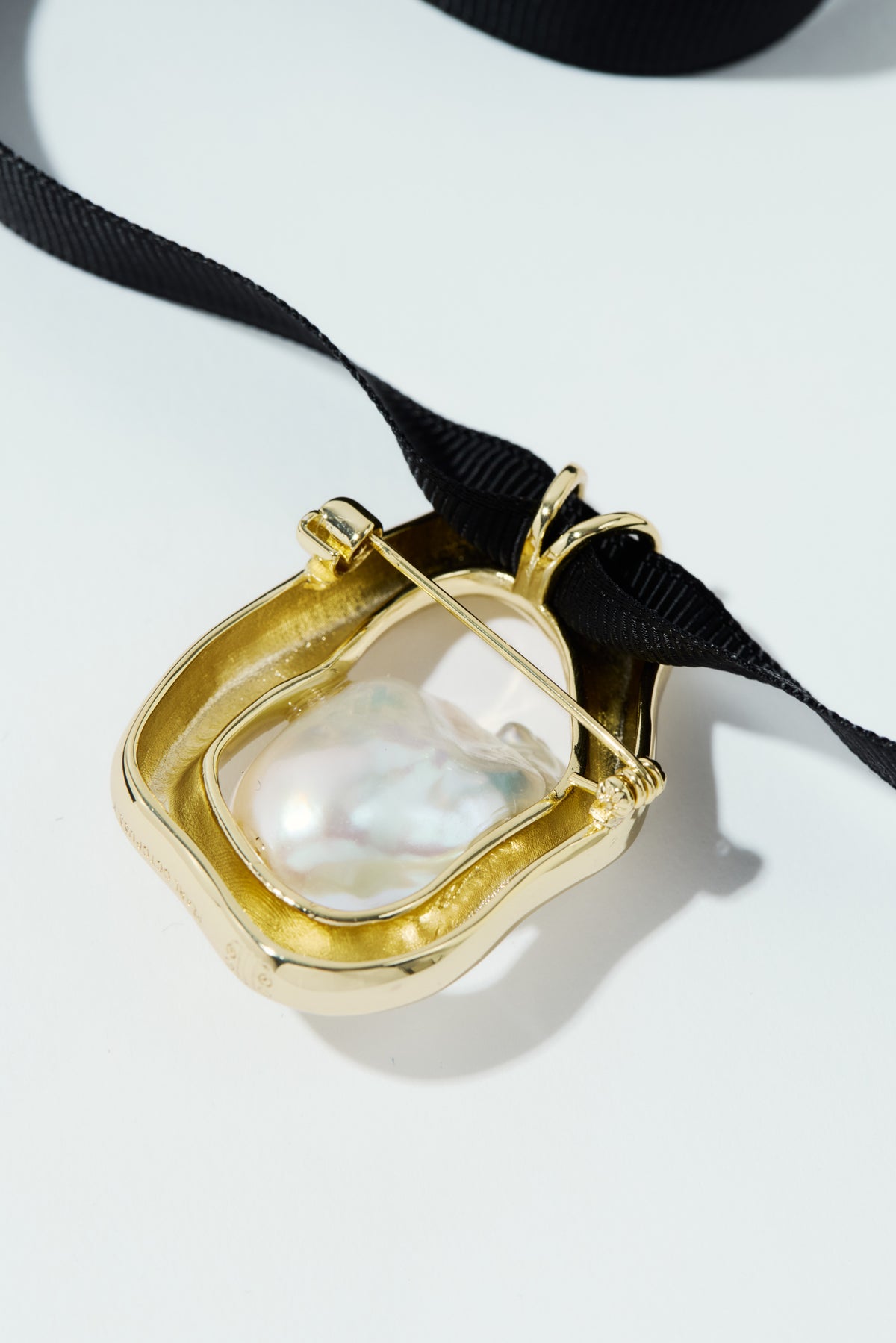 Rina Brooch Gold